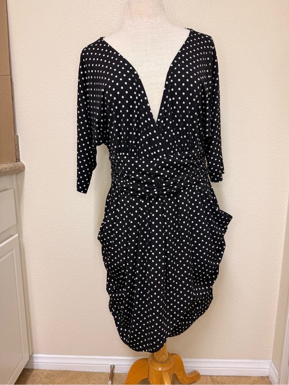 B. Smart V-Neck Polka Dot Knee Length Dress Black White 3/4 Sleeve Pockets Sz 16